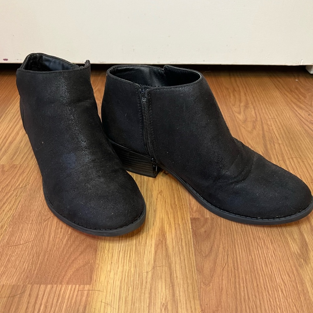 Forever21 Black ankle booties. Size: 8/9